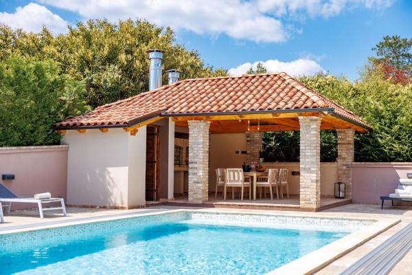 Lux pool Villa Zen - located in peaceful village near Rijeka and Opatija, Забронировать  Отели Приморско-Горанской жупания с парковкой, Парковка