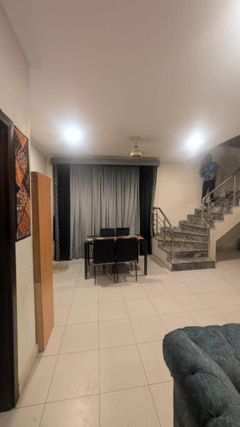 Villa In Bharia Town Percent 10 A 3 bedrooms, Забронировать  Отели Карачи с парковкой, Парковка