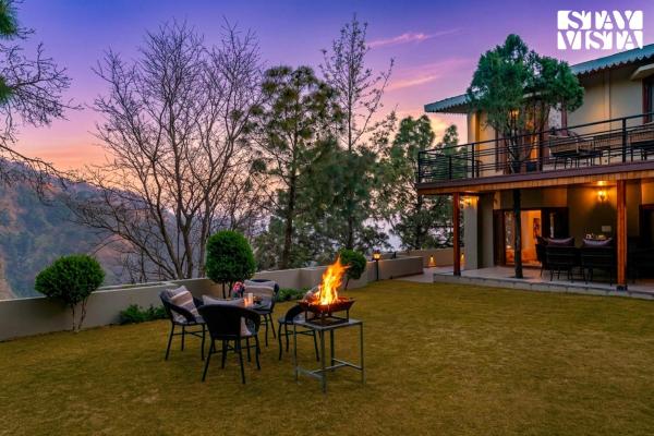 StayVista at Cedar Crest Villa with Bonfire, Valley View, Забронировать  Отели Касаули с парковкой, Парковка