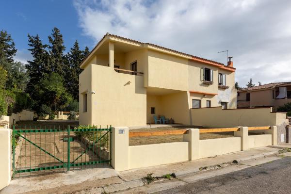 GuestHost - Mariposa Villa with Parking, Забронировать  Куарту-Сант-Элена Южная Сардиния