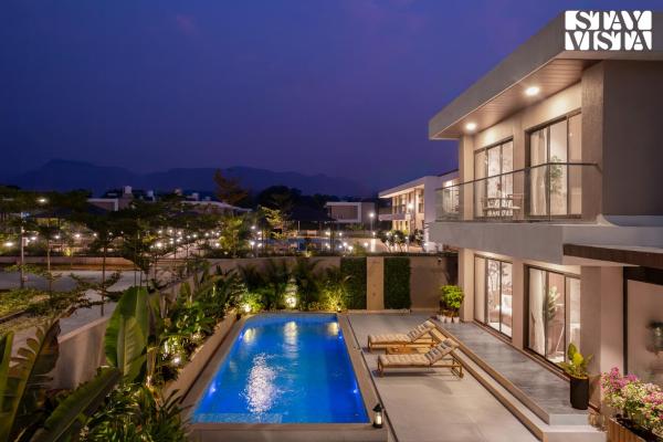 StayVista at Amelia Villa with Pool, Bonfire, 预订  Dhamni 