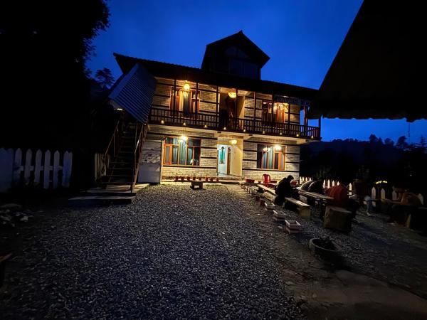Oreos Cafe & Stay, Забронировать  Отели Шангарх с парковкой, Парковка