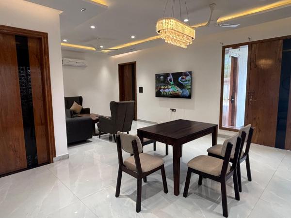 Maltis nest spacious 2bhk by TNT VENTURES, Забронировать  Отели Ришикеш с парковкой, Парковка