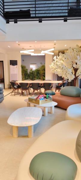 Oro Aurelia Luxe Staycation Villa Near BLR, Забронировать  Отели штата Тамилнада с бассейном, Бассейн
