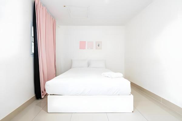 XX Roy Inn Sukhumvit BTS Nana 3 - สุขุมวิท BTS นานา ซอย 3, Забронировать  Маккасан 