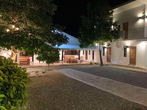 Mama Chengs Home, Забронировать  Отели Лусна с парковкой, Парковка