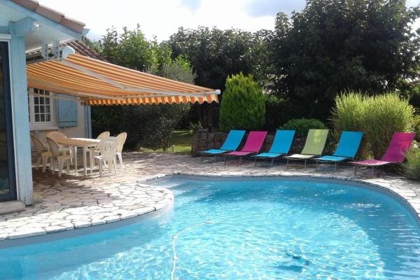 Villa with private pool on the shores of Lake Leon, Забронировать  Отели Landes с парковкой, Парковка