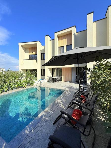 London Pool Luxury Villa, Забронировать  Голем Tirana County