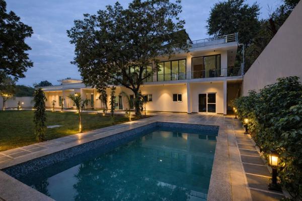 GoBravo 102 6BHK Duplex Villa with Private Pool & Garden - Near Delhi Airport Yashobhoomi Cyber City Udyog Vihar, Забронировать  Нью-Дели Национальный столичный округ Дели