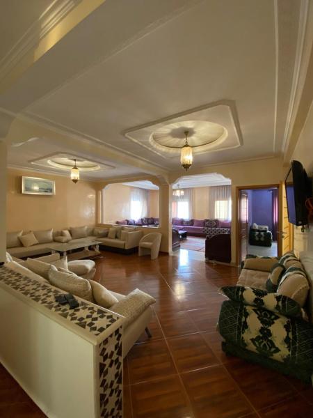 Spacious 3-Bedroom Apartment with Terrace & Free Parking at Hay El Houda, Забронировать Апартаменты/квартира Отели Агадира с парковкой, Парковка