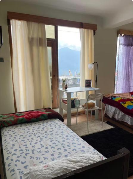 Lhamus homestay, Забронировать  Отели штата Аруначал-Прадеш с парковкой, Парковка