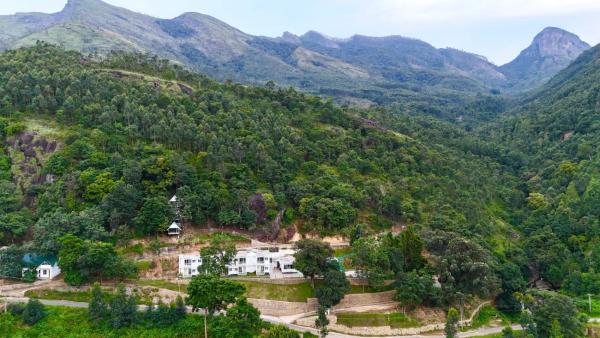 Rock N Brook Resort Kanthalloor, Забронировать  Отели штата Кералы с бассейном, Бассейн