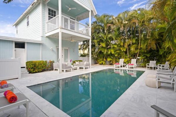Villa Maria - 1 Block to Pine! 3 Blocks to Beach! Pool, Ping Pong by Anna Maria Life, Забронировать  Анна-Мария Sarasota Area