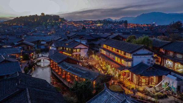 LiJiang Fog Gallery Mountain Riverside Old Town Panorama Hotel, Забронировать  Лицзян Юньнань, рядом с Zhongyi Market