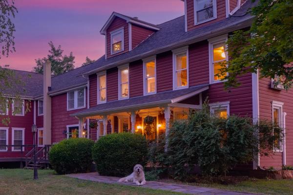 Gettysburg Farmstead Farm-Stays, Забронировать  Отели Backbone Mountain с парковкой, Парковка