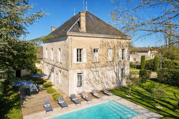 Villa dArmens élégance et charme, près de St-Émilion, Забронировать  Отели Saint-Hippolyte с бассейном, Бассейн