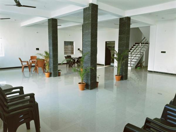 Pie Restuarant and HomeStay, Забронировать  Отели Баихар с парковкой, Парковка