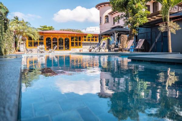 Villa Hakomar 4BR Pool & Game Room - Walk to Beach & Downtown Jacó, Забронировать  Хако Пунтаренас