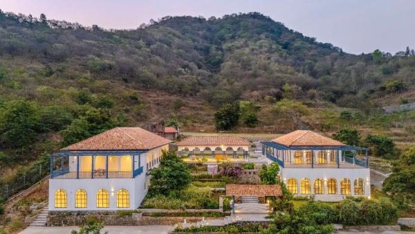 MAAYAA Hillside - An Xplore Indo Stay, Забронировать  Отели штата Кералы с бассейном, Бассейн