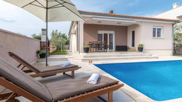 Villa Greta - Jadreski by Villas Guide, Забронировать  Отели Jadreški с парковкой, Парковка