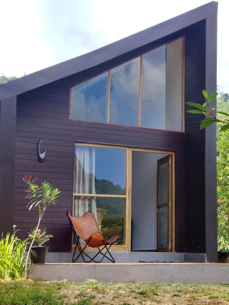 Galactic Glow Villa & Resort, Забронировать  Отели Денияйя с бассейном, Бассейн