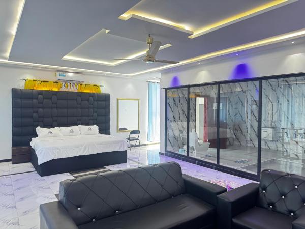 Skotland Inn Hotel, Забронировать  Отели Aflao с парковкой, Парковка