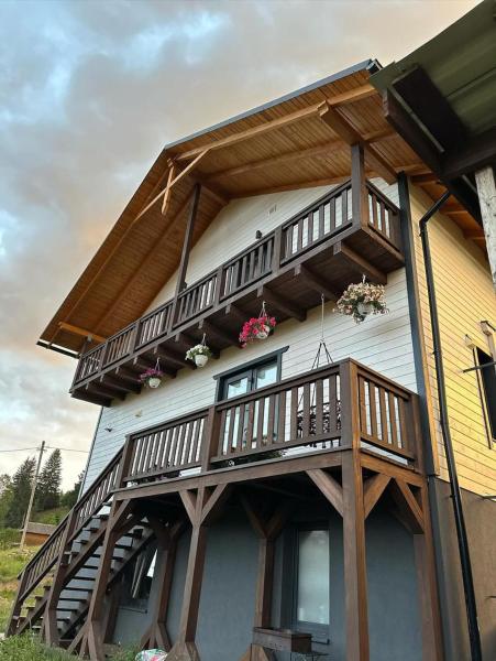 Котедж HOLIDAY HOUSE, Забронировать  Отели Буковеля лыжного курорта с парковкой, Парковка