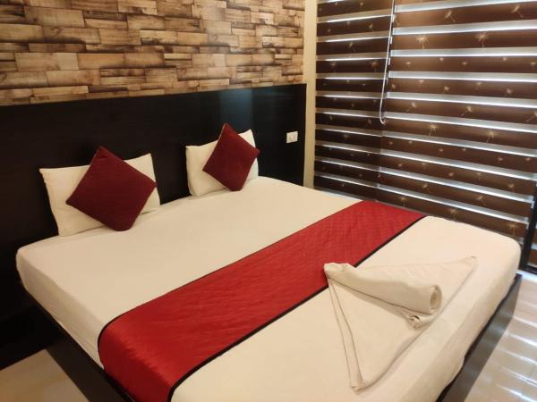 EMERALD GRAND Rooms and Serviced Apartment, Забронировать Апартаменты/квартира Krishnarājpur штат Карнатака