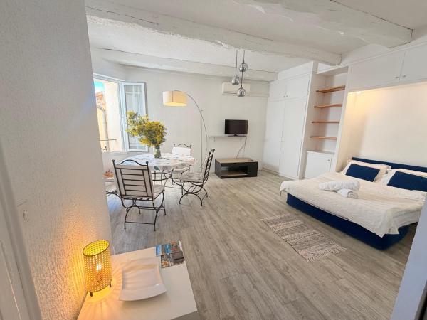 Appartements de Charme climatisés à Bormes les Mimosas Village médiéval, Забронировать  Борм-ле-Мимоза Mimosa Road