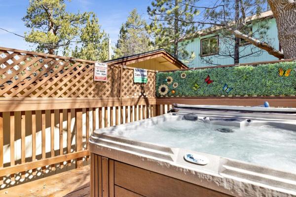 Cabin w/ Hot Tub Near Slopes & Lake | Pet Friendly Cozy 2BR Big Bear, Забронировать  Биг-Бэр-Лейк San Bernardino Mountains