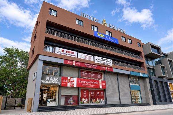 FabHotel SB Palace, Забронировать  Отели Насик с парковкой, Парковка