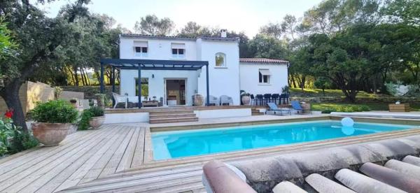 Villa située entre garrigues, vignes et rivière, Забронировать  Отели Саленель с бассейном, Бассейн