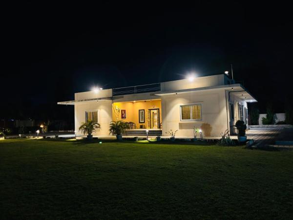 Courtyard Villa, Забронировать  Отели штата Махараштры с бассейном, Бассейн