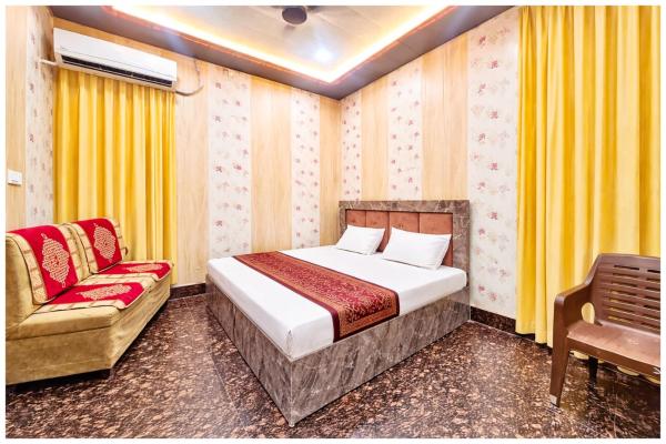 Hotel NMO Near Shree Ramjanam Bhumi Temple 1KM, Забронировать  Отели Айодхья с парковкой, Парковка
