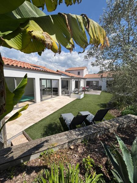 Villa LES EMBRUNS avec piscine intérieure chauffée 2 à 8 personnes, Забронировать  Сен-Жан-де-Мон Vendée