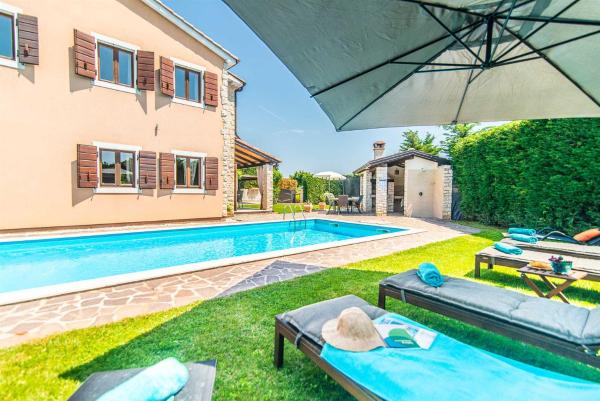 Villa Nicole by Kompas Villas, Забронировать  Отели Bibići с парковкой, Парковка
