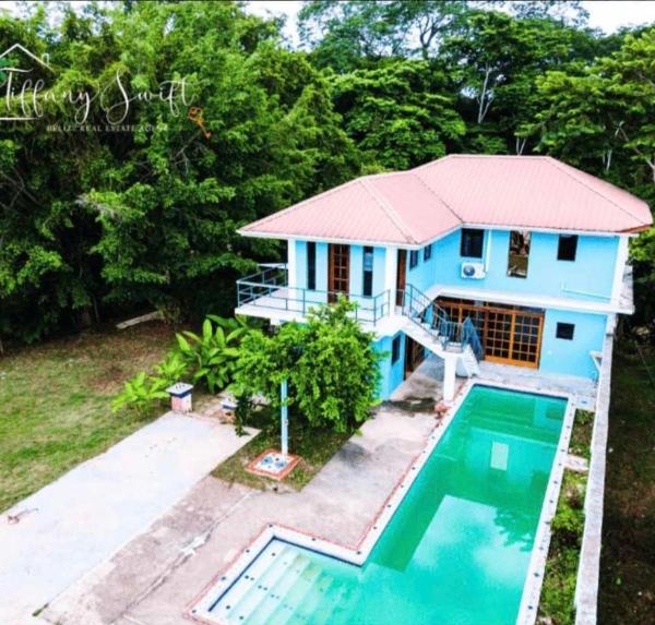 Crown Jewel Eco Villa, Забронировать  Отели Gallon Jug с бассейном, Бассейн