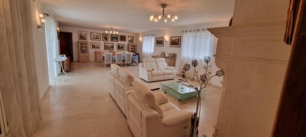 Maison spacieuse et confortable, Забронировать  Отели Loir-et-Cher с парковкой, Парковка