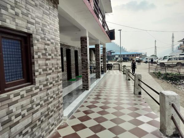 Hotel Shri Yamuna Gaulok Dham, Забронировать  Отели Харсоли с парковкой, Парковка