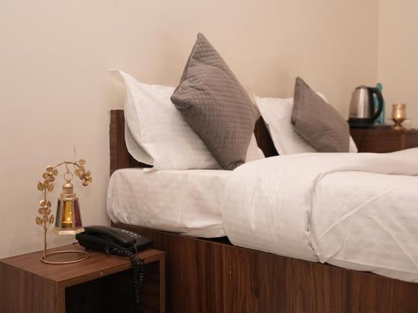 Life Tree Hotel and Banquet Hall, Sector 63A, Забронировать  Нойда штат Уттар-Прадеш