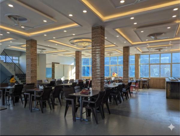 Silver oak Hotel and Restaurant, Забронировать  Отели Pāndoh с парковкой, Парковка