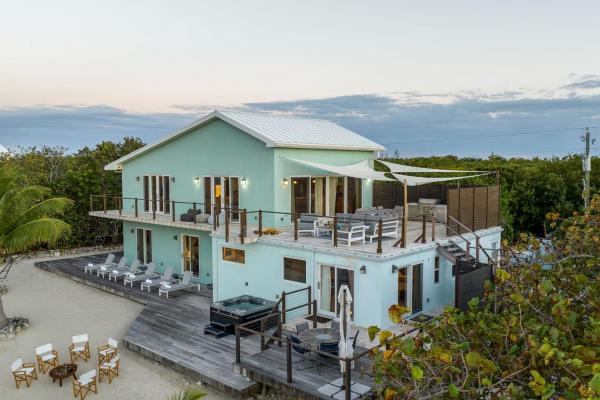 4-Bed Luxury Villa in Little Cayman, Забронировать  Head of Bay Каймановы острова