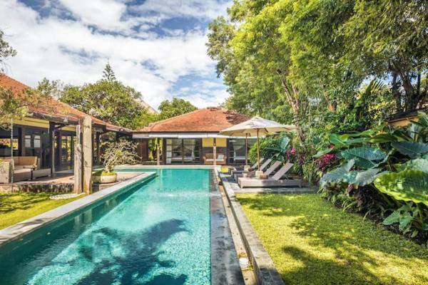 Luxury 4BR Seminyak Villa w Pool & 5 mins to Beach, Забронировать  Семиньяк Бадунг