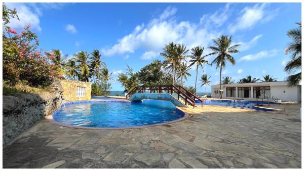 Oceanfront 2 Bedroom Villa with Pool and Beach Access Shanzu, Забронировать  Момбаса Прибрежная провинция