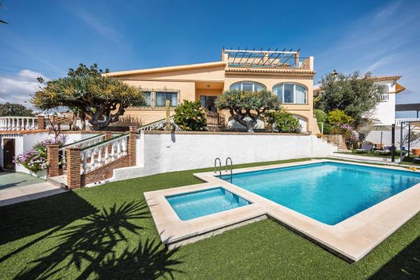 Villa Garden with Pool, Billiard, BBQ & Fireplace, Забронировать  Отели Велес-Малаги с парковкой, Парковка