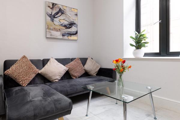 Modern 1-Bed Apartment in City Centre Bradford, Забронировать Апартаменты/квартира Отели Йоркширских вересковых поля с парковкой, Парковка