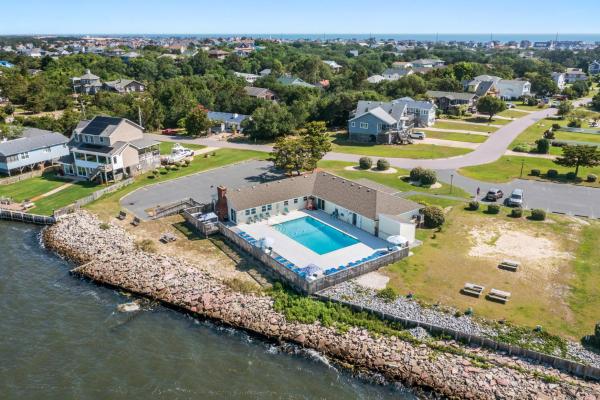 License to Chill Village OBX, Забронировать  Отели Нагс-Хед с парковкой, Парковка