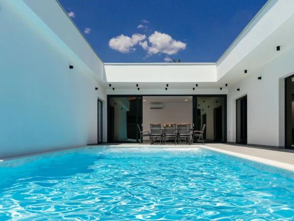 Villa Aura with heated pool, Забронировать  Отели Доний Проложац с бассейном, Бассейн