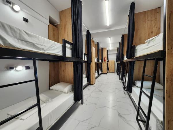 The HANGOUT Hostel, Забронировать  Отели в центре Саранда, в центре