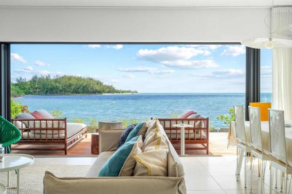 The Pearl Villa - Sunset & Oceanfront Villa, Забронировать  Отели Тамарин с парковкой, Парковка